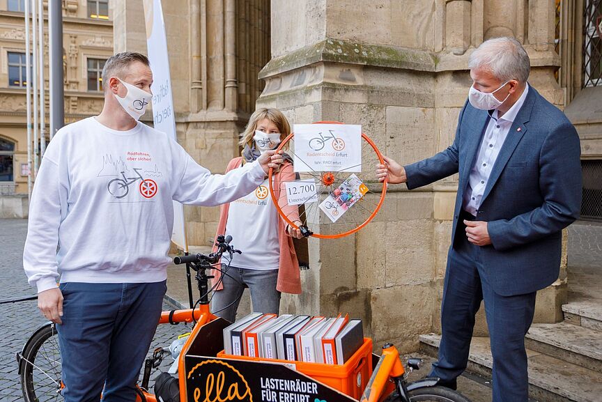 Radentscheid Erfurt übergibt 12.700 Unterschriften Aktivist*innen des Radentscheides Erfurt übergeben die gesammelten Unterschriften dem Oberbürgermeister