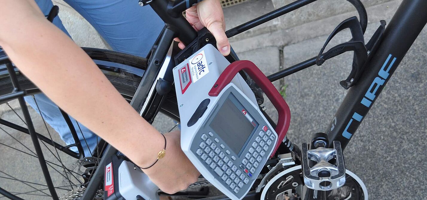 ADFC-Fahrradcodierung Ein Fahrrad wird codiert.