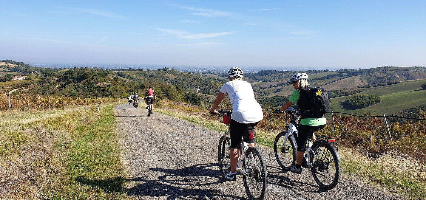 Radtour mit dem ADFC Zwei Frauen auf Fahrrädern in hügeliger Landschaft