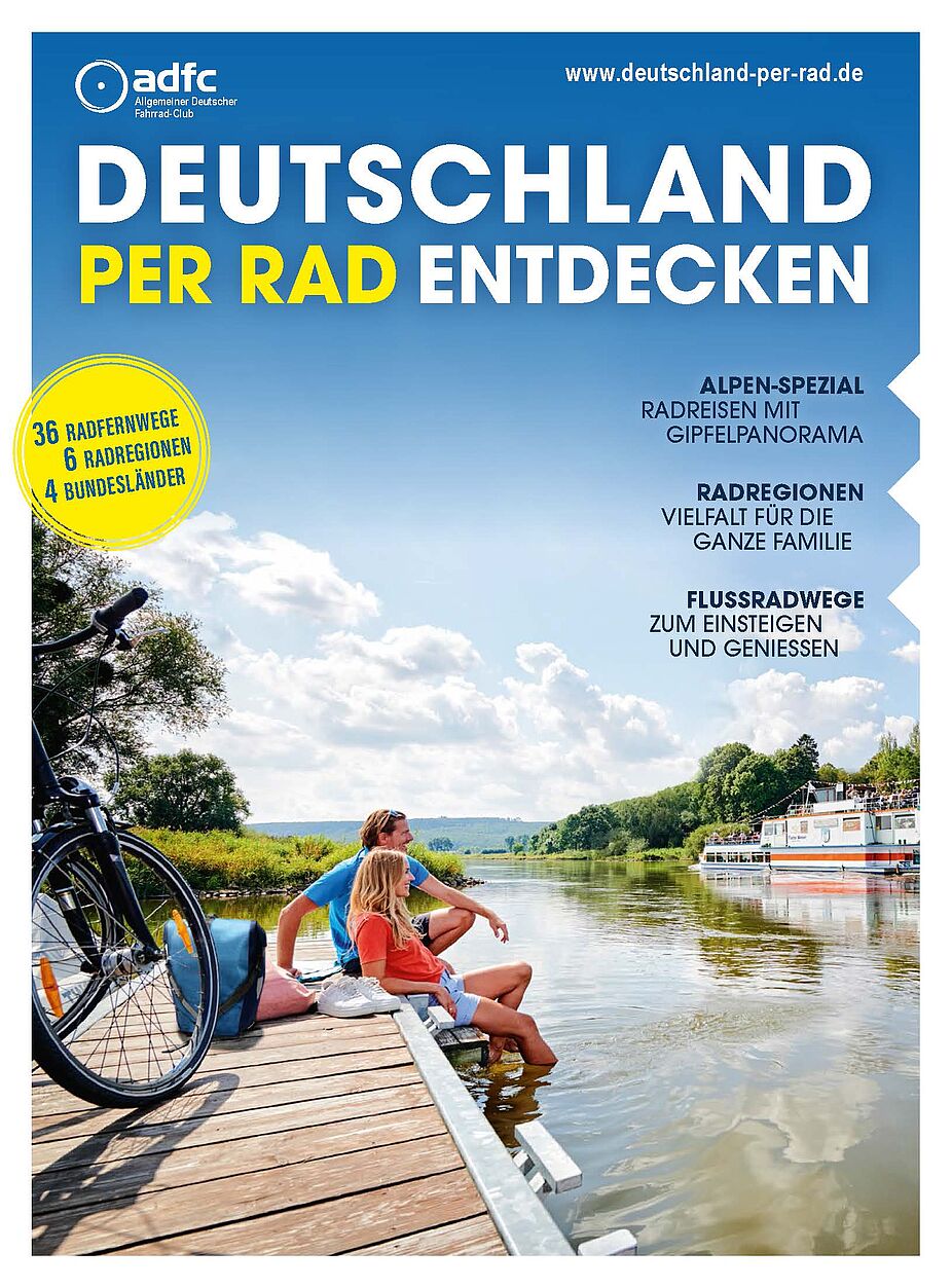 Titel Deutschland per Rad entdecken 2021/22 Zwei Personen mit Fahrrad auf einem Steg am See
