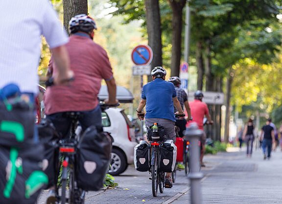 Berufsradler mit Helm in der Innenstadt Berufsradler mit Helm in der Innenstadt