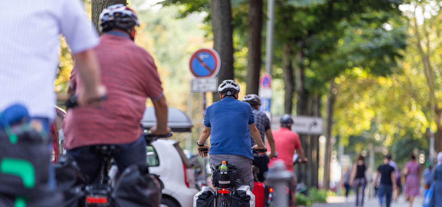Berufsradler mit Helm in der Innenstadt