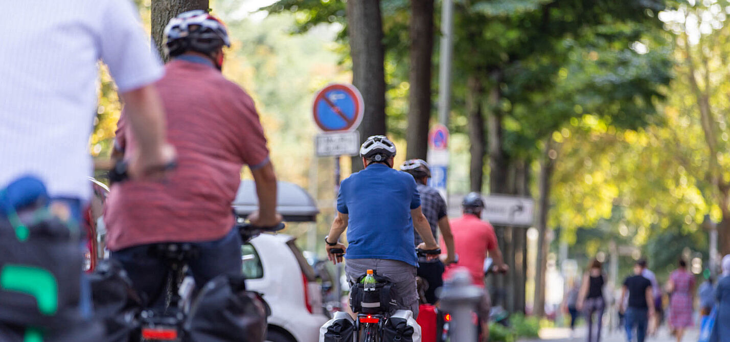 Berufsradler mit Helm in der Innenstadt Berufsradler mit Helm in der Innenstadt