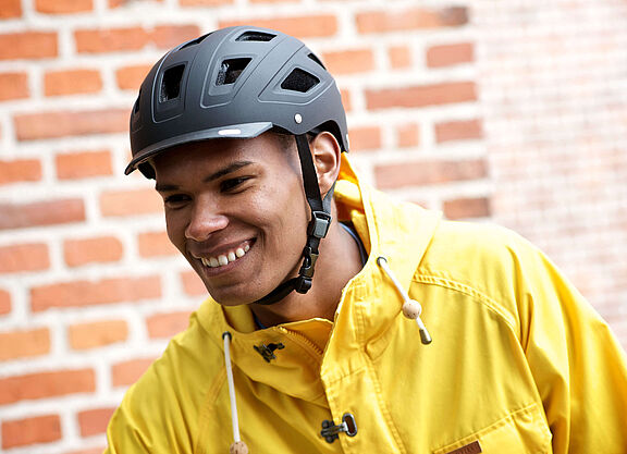 Sicher und gut gelaunt mit dem Helm unterwegs Sicher und gut gelaunt mit dem Helm unterwegs