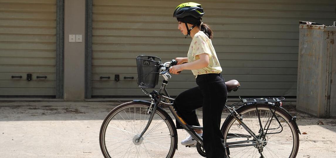 Übung Radfahrschule Frau steigt auf Fahrrad auf