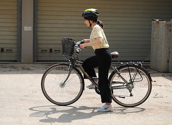 Übung Radfahrschule Frau steigt auf Fahrrad auf