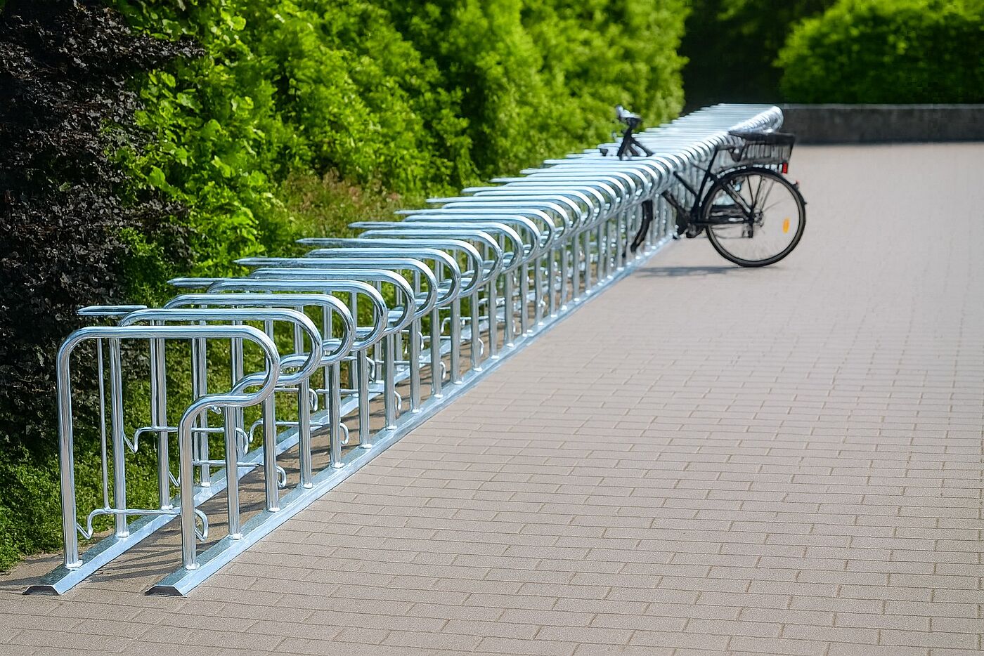 Radpa Lero Eine Fahrradabstellanlage aus Stahl auf einem Parkplatz.