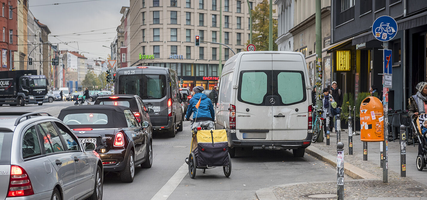 Radfahren in der Stadt: blockierter Radweg Radfahren in der Stadt: blockierter Radweg