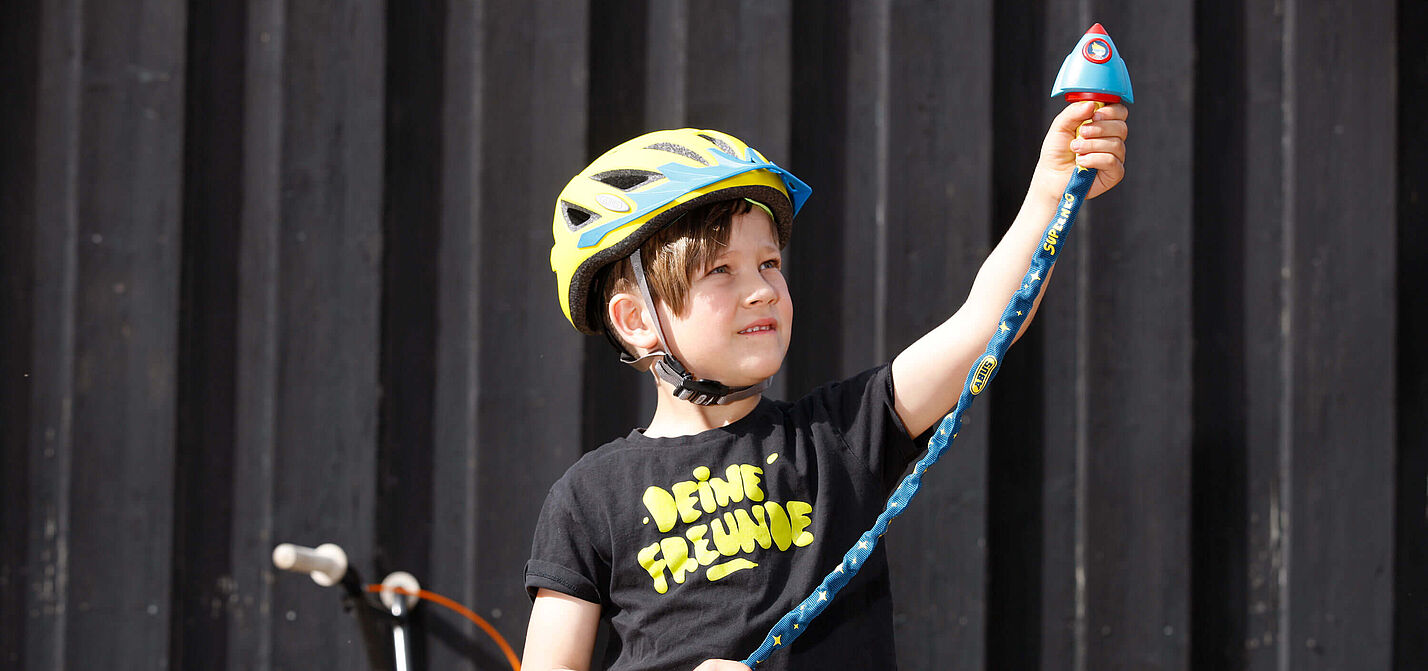 Kindgerechte Fahrradschlösser führen spielerisch an das An- und Abschließen des Fahrrads heran. Kindgerechte Fahrradschlösser führen spielerisch an das An- und Abschließen des Fahrrads heran.