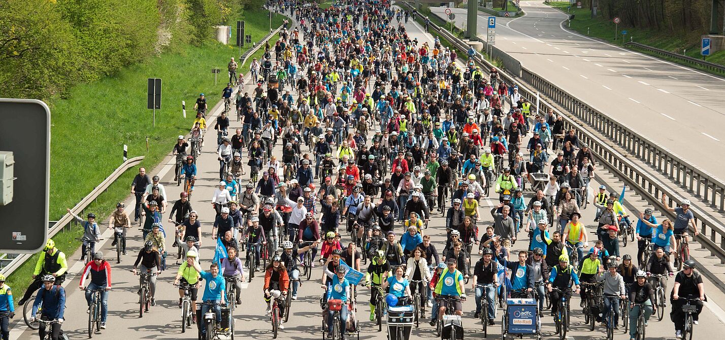 Münchner Sternfahrt 2023 Fernaufnahme einer Gruppe Radfahrender auf der Autobahn während der Sternfahrt in München.